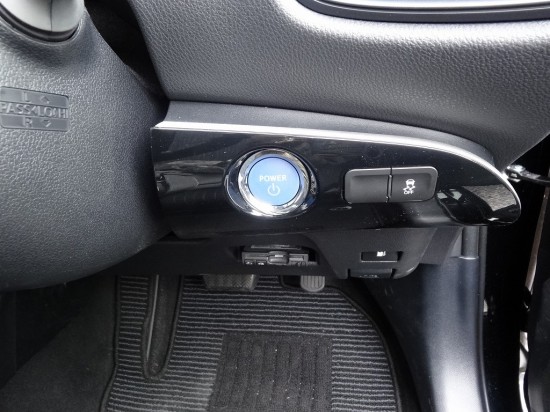 パワーボタンやETC車載器は運転席の右側に設置