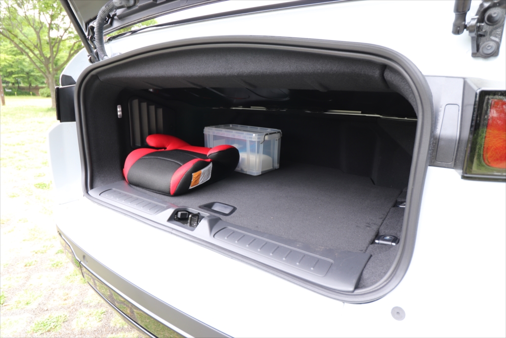 車体後部に屋根の収納スペースがあるため、荷室はあまり広くない