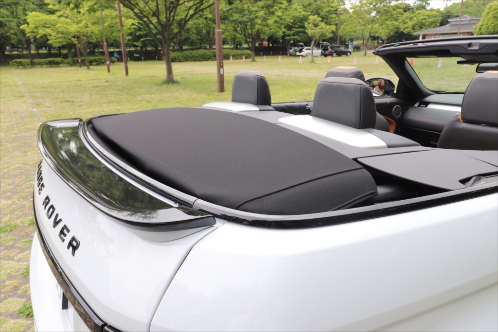 屋根は車体後部に収納される。開閉にかかる時間はおよそ20秒