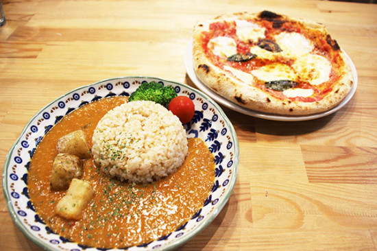 オススメ！奥多摩産治助芋の野菜カレーとマルゲリータピッツァ
