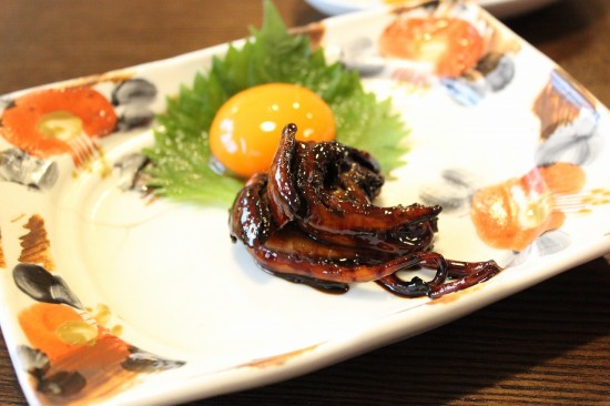 タレで仕上げた肝焼きを玉子の黄身でいただく