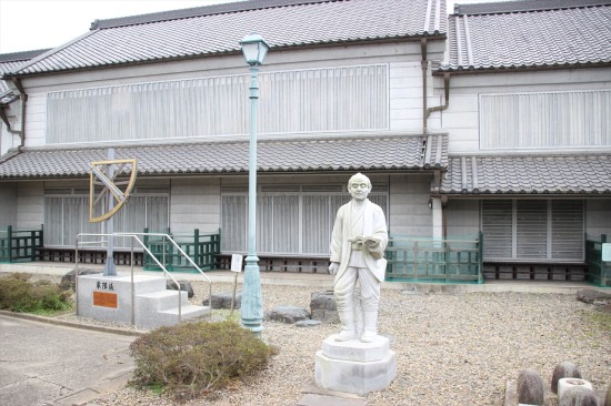 伊能忠敬記念館の裏で見つけた伊能忠敬像