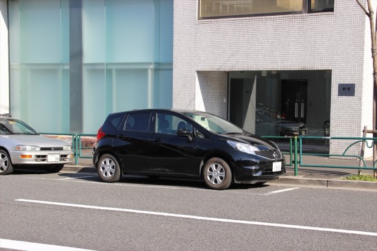 駐車枠内にクルマを駐車する