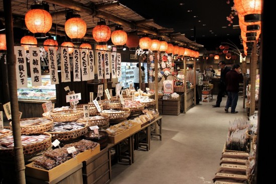 みやげ処「屋台連」には、佃煮や七味唐辛子など一味違うお土産物が並ぶ