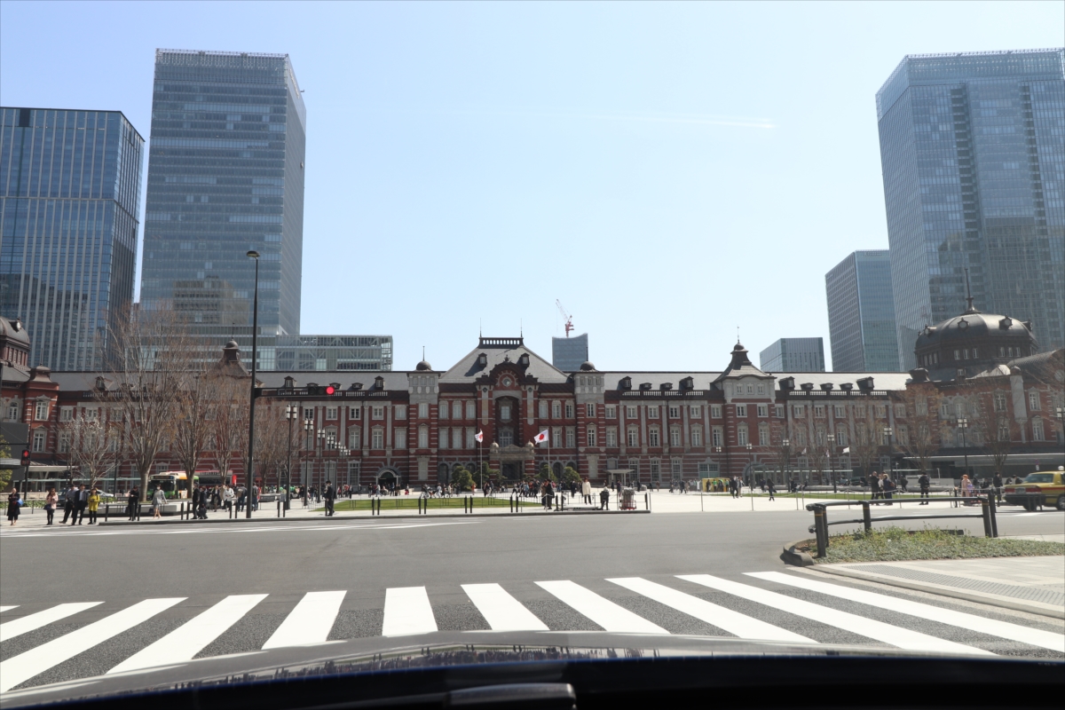 東京駅丸の内駅前広場は2017年12月にリニューアルされ、歴史ある駅舎を引き立てている