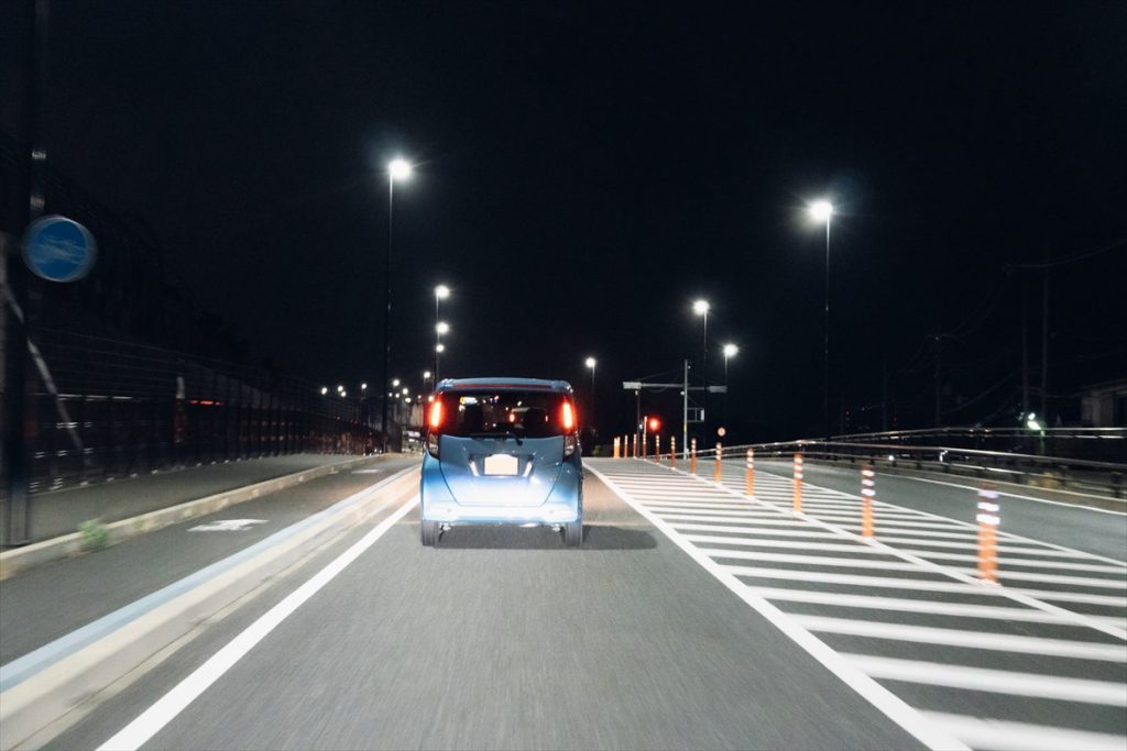 前のクルマだけに意識を集中させず、景色の流れを感じることも大事
