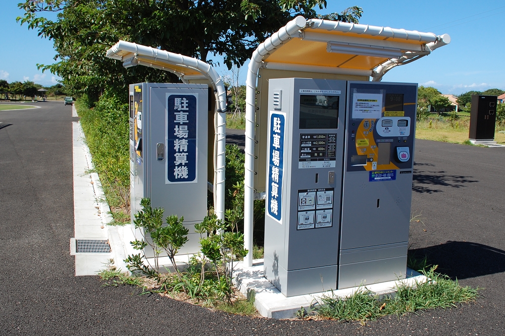 駐車料金は1,050円（1日）。クルマのナンバーを精算機に入力して支払う方式。夕方になると精算機が混雑するので、入園前に支払うようアナウンスされている