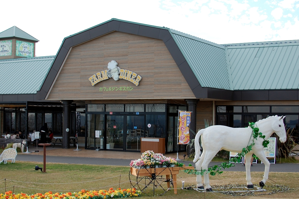 カフェ&ジンギスカンFARM DINERはセルフサービス方式。オーダーは入り口の券売機で購入する