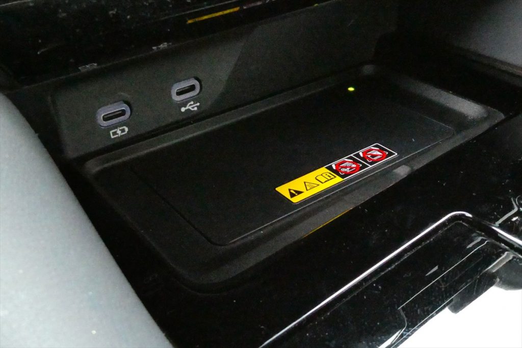 シフトレバー奥には、おくだけ充電やUSB Type-Cジャックも装備されていて、スマホの充電設備もしっかりと確保