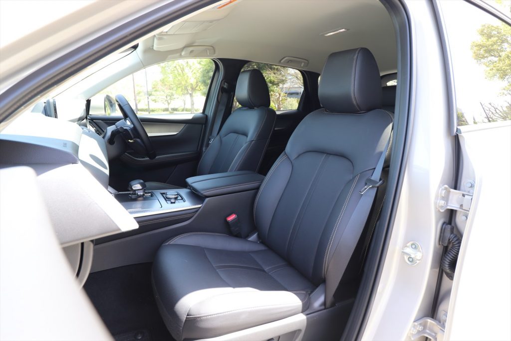 撮影車両は「25S L Package」グレードでシートはレザー