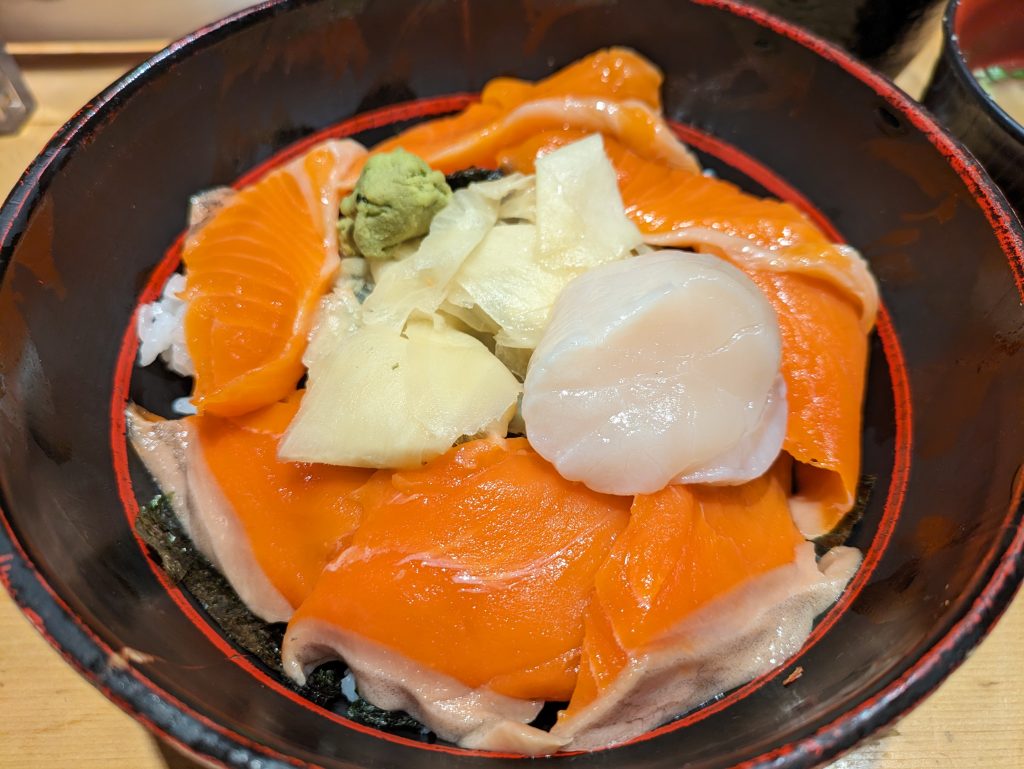 こちらが「サーモン丼」。ほたてはトッピングのうえ出てきた