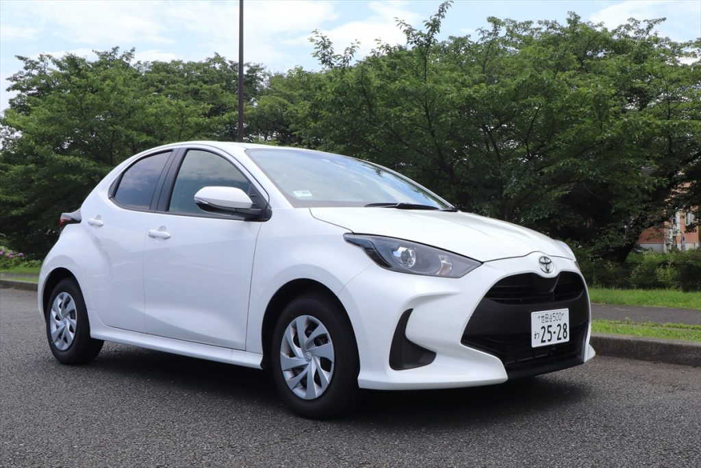 丸っこいクルマは横風の影響を受けにくいといったメリットも多い反面で......（写真はヤリス）