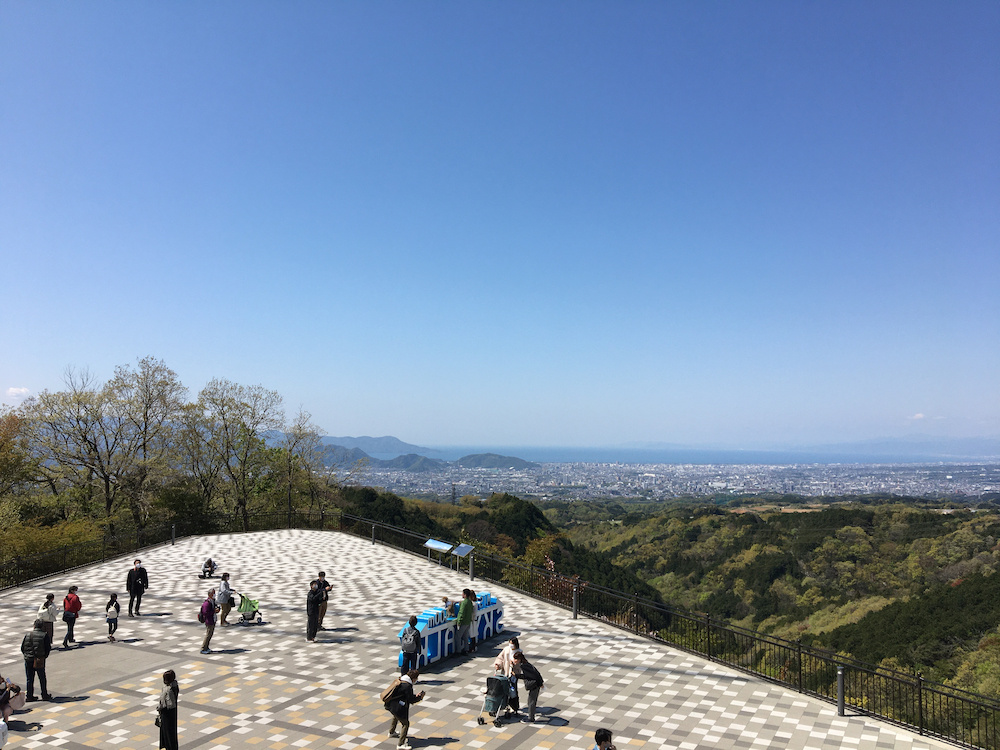  展望台からは三島市の絶景も見渡せる。記念撮影ができるフォトスポットとして人気 