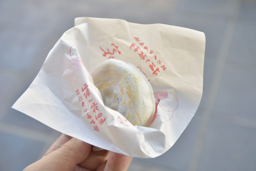 「梅ヶ枝餅(130円税込み)」。隣接するカフェでは「抹茶セット(650円税込み)」も販売