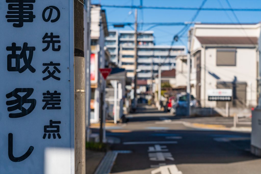 交通事故を起こしてしまったら、なによりも先に負傷者の救護を行なう
