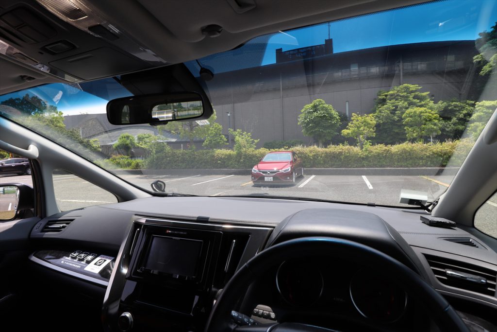 運転席からの視界。車体の直前にある低い障害物は見えない