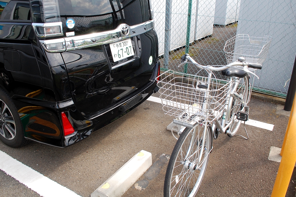 クルマの返却時、誤って自転車にぶつけないよう注意しよう