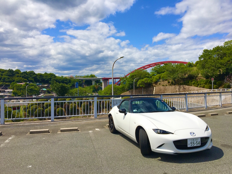 「音戸大橋駐車場」(無料)は、「音戸大橋」を渡ってすぐの場所にある。「第二音戸大橋」も見える