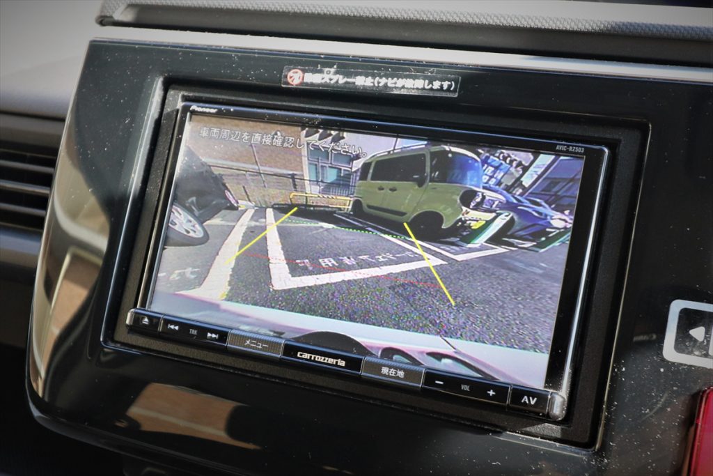 ガイド線があるとはいえ、バックモニターで車幅感覚はつかめない