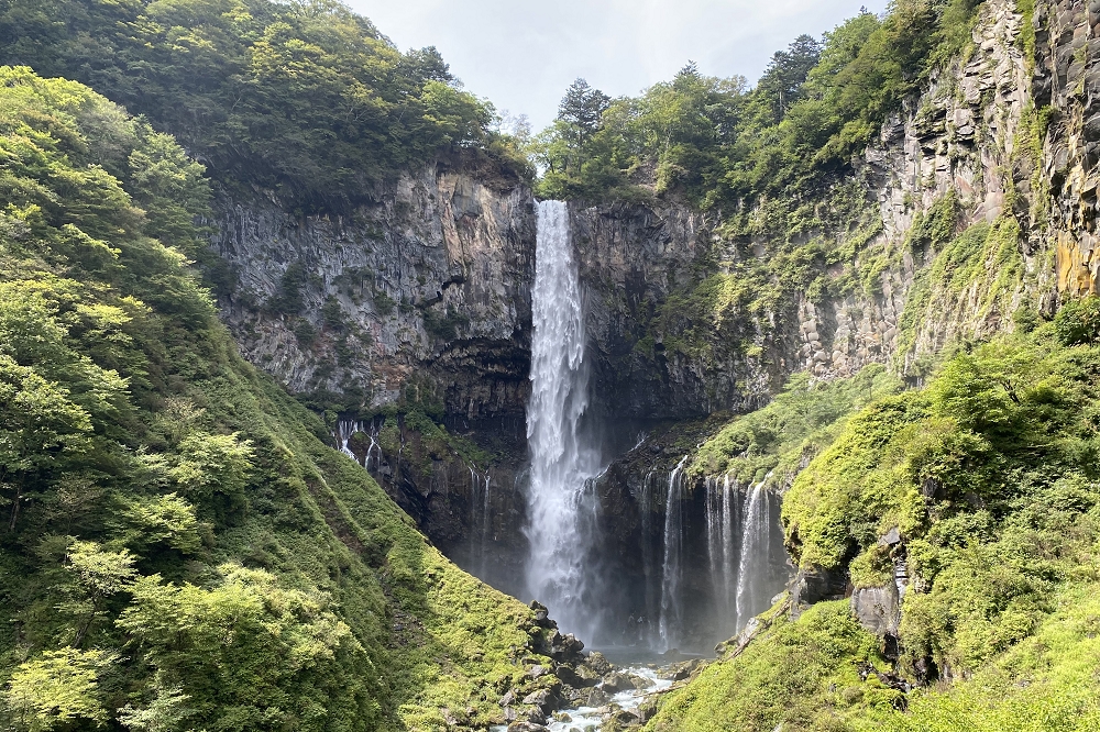 華厳の滝の周囲を落ちる細い小滝は「十二滝」と呼ばれ、冬期には凍って幻想的な景色をつくる