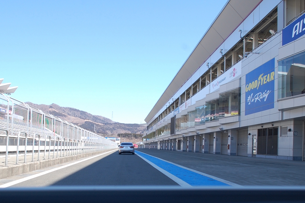 まずはピットレーンを走行。前のクルマを追い抜くのは禁止されている。十分に車間距離をとること