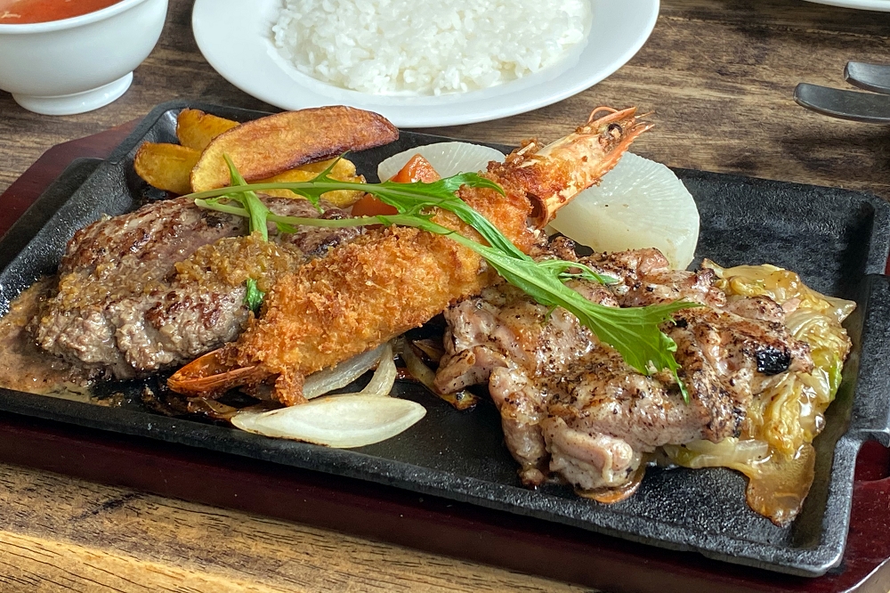 「アントレー」1,670円（税込み）。スープとライスかパン、ドリンクがセットになっている
