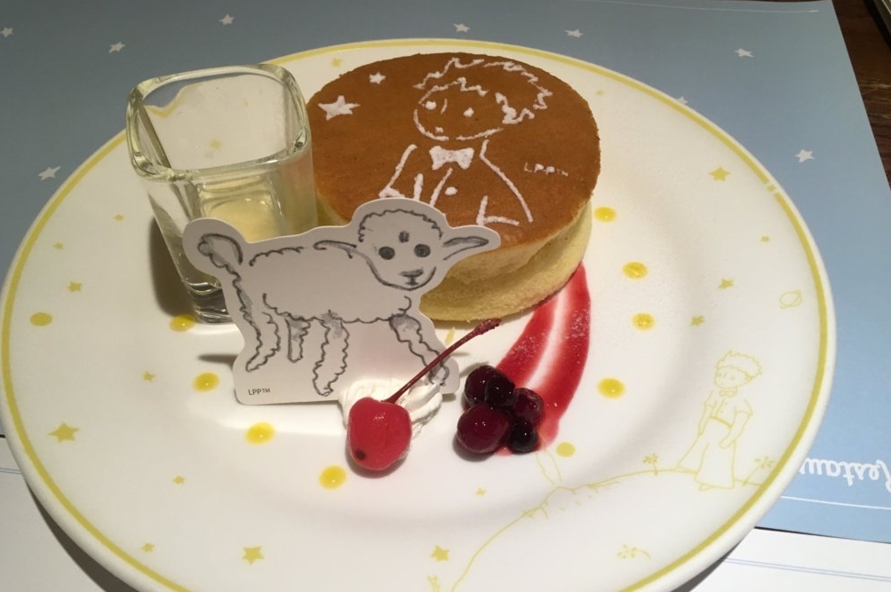 パンケーキ上に描かれる王子さまは、事前の予約で変更が可能。誕生日にあわせて、オリジナルメッセージを入れることもできる