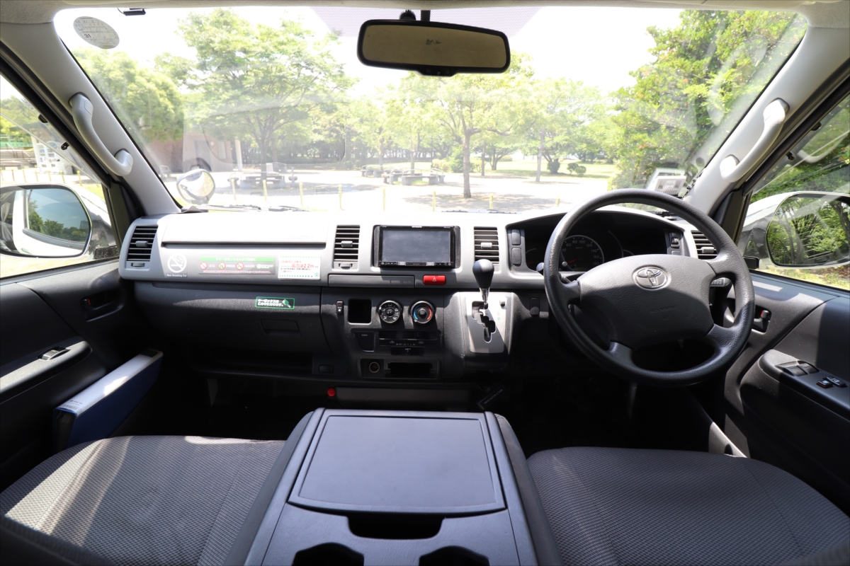 運転席まわりは一般的なハイエースと同じ