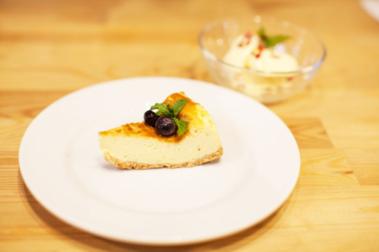 こちらも絶品！奥多摩チーズケーキ。奥はカカオニブ＆濃厚バニラアイス