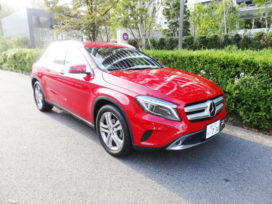 スポーティーで華やかさも感じる車体