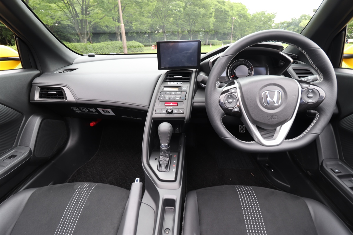 スポーツカーらしい内装はスイッチなどがコンパクトにまとめられている