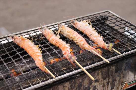 「活き活き亭」の名物、焼き車海老! 焼き上がりを待つ時間が食欲をそそる