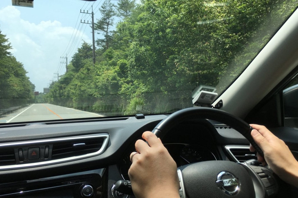 緑豊かな青木ヶ原内を通る国道139号。カーブも穏やかで、とても気持ちよく走行できる