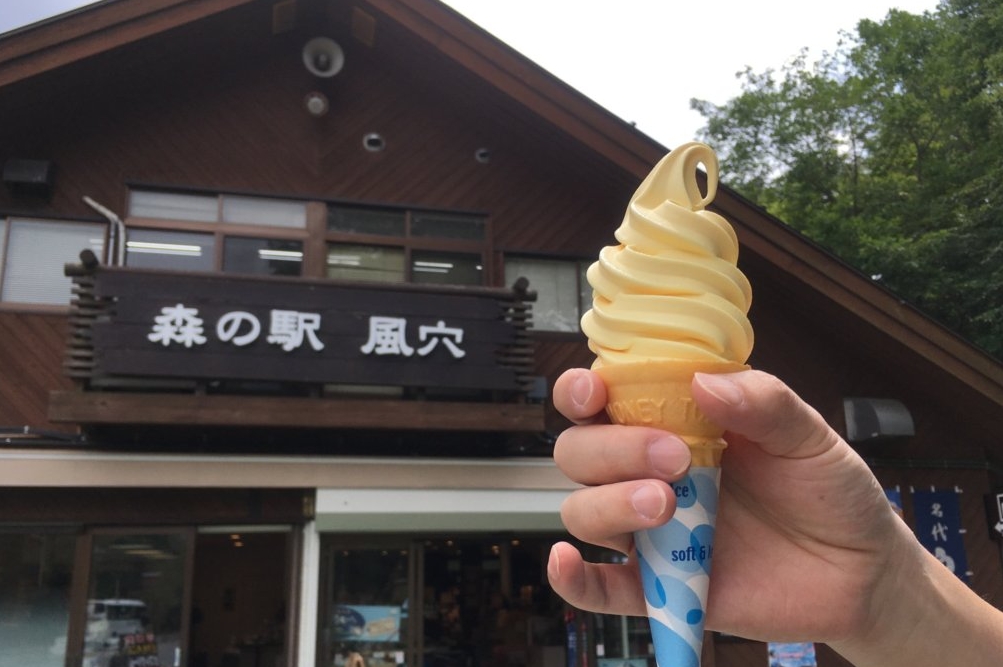 一口食べるとトウモロコシの香りとやさしい甘さが、口の中にフワリと広がる。塩との相性もいい