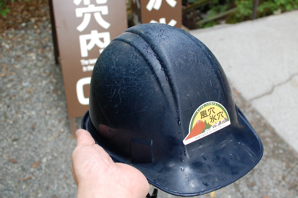 無数についているヘルメットの傷が、どれほど頭を打ちやすいかを物語っている