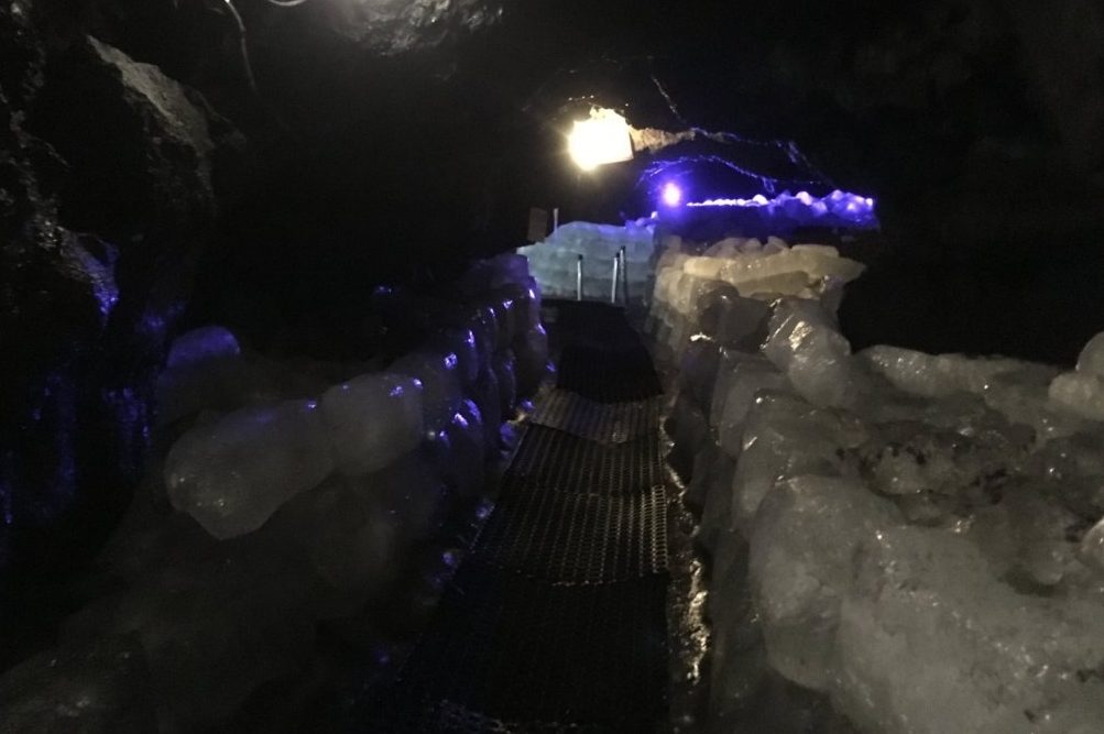 切り出された氷は少し溶けていた。現在は天然氷の販売はされておらず、観光用に積まれている