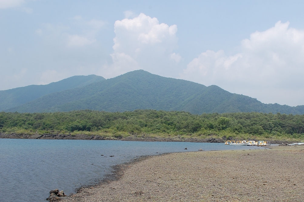 「西湖」のほとりはとても静か。立ち寄れる日帰り温泉も無数にあるので、一風呂浴びて帰るのもいい