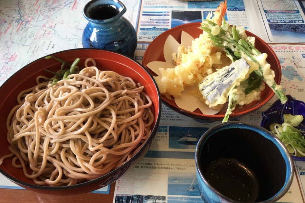 この日の天ぷらには、山菜の女王と呼ばれるコシアブラが盛られていた