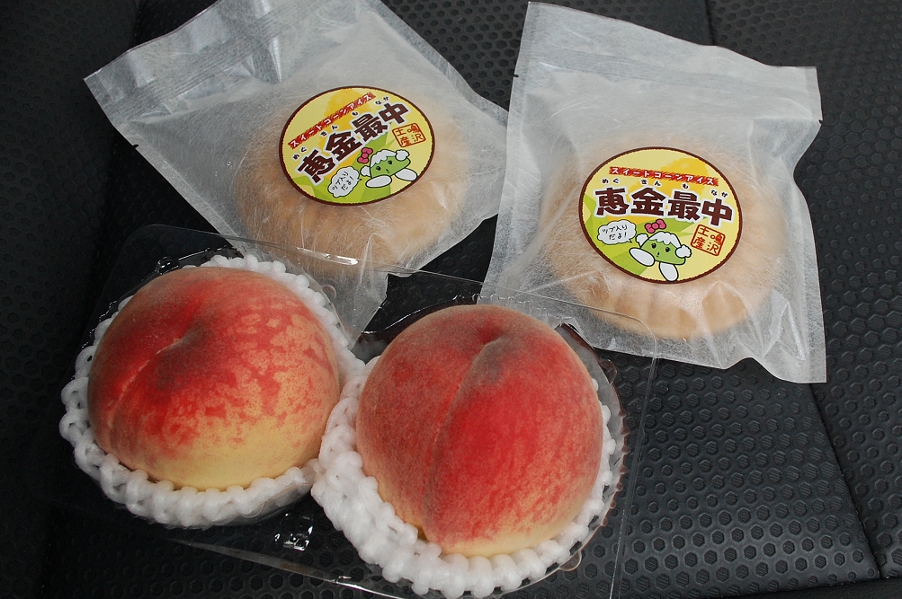 山梨県は桃の生産量が日本一。品種を変えながら、6月中頃から8月中頃まで販売される