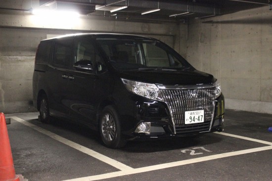 エスクァイアは、新宿ワシントンホテルビル内の地下駐車場にあります