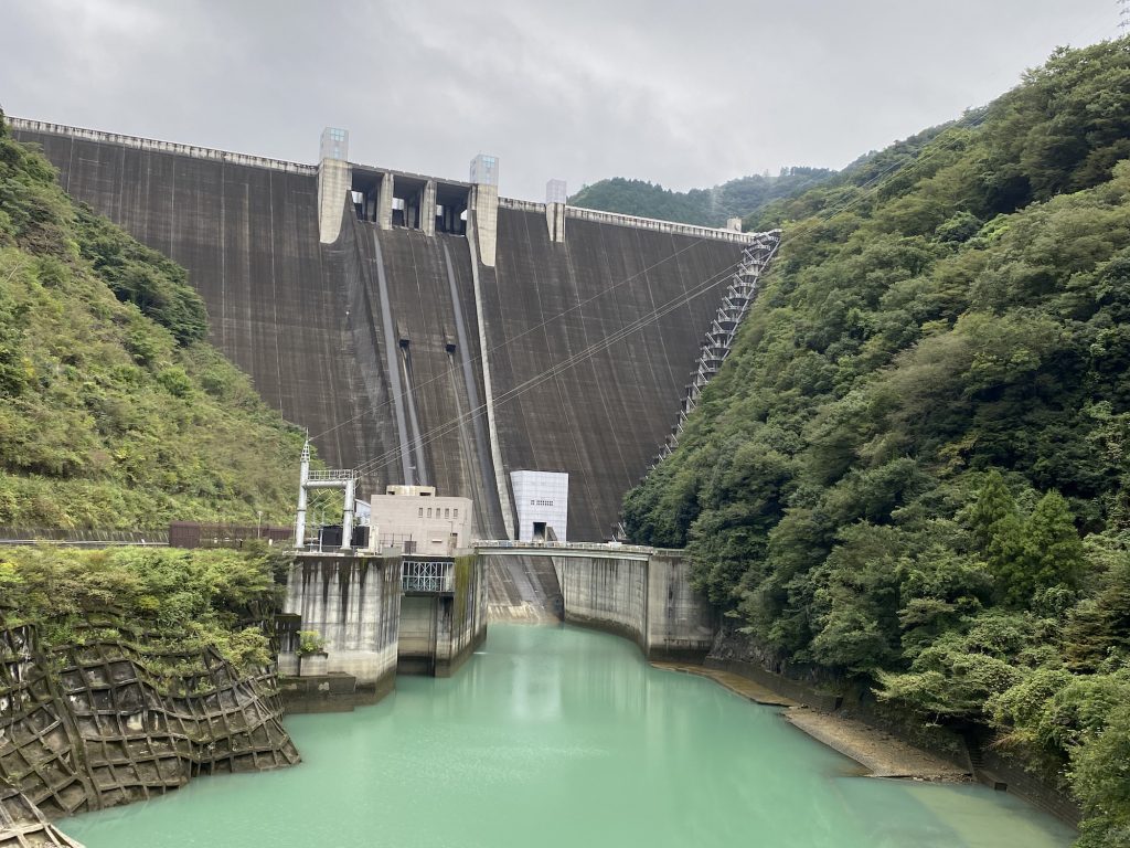 コロナ禍で休止中だが、ダム左側にはインクラインという斜めに昇降する乗り物があり、ダムの大きさを実感できる