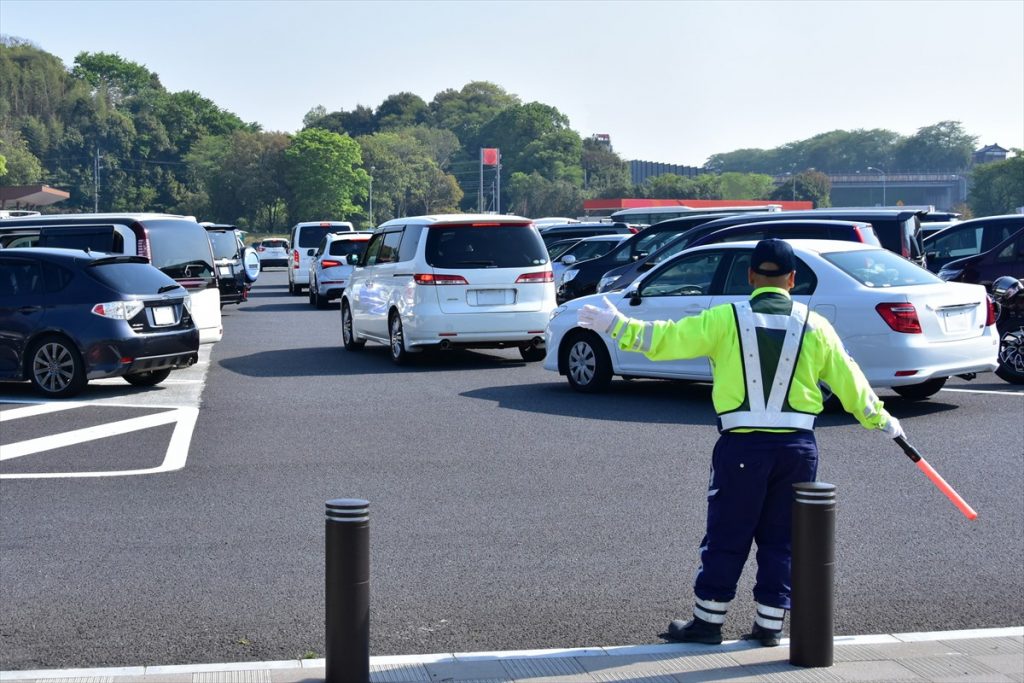 休日はSA/PA内も混雑するので、駐車場での事故に注意