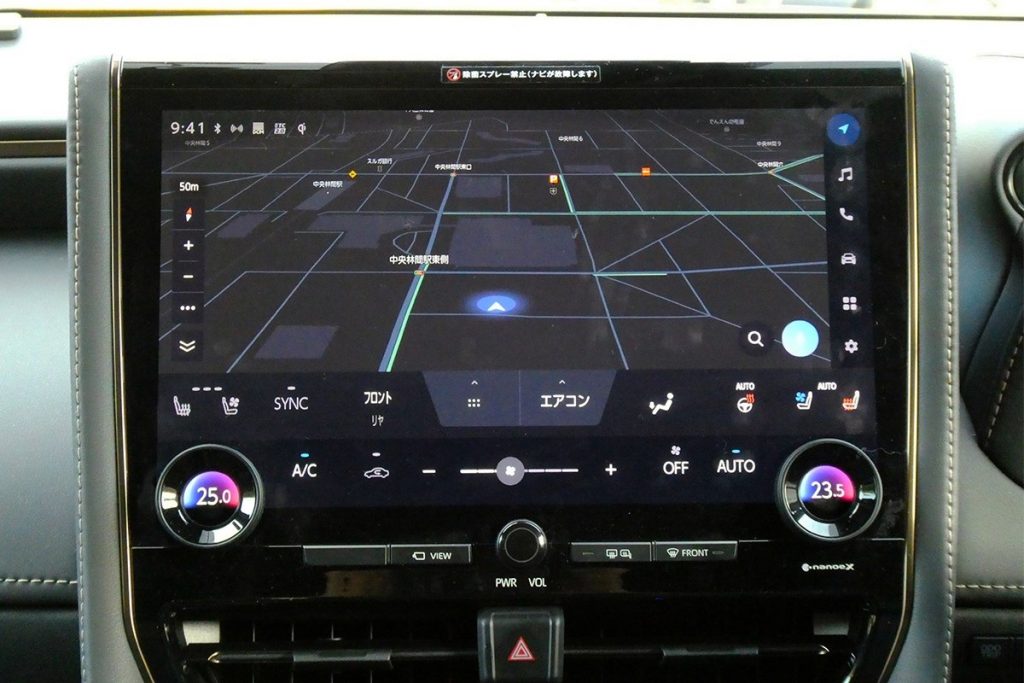 ステアリングヒーターや快適温熱シート+ベンチレーションシート、エアコンなどはタッチパネルで操作する