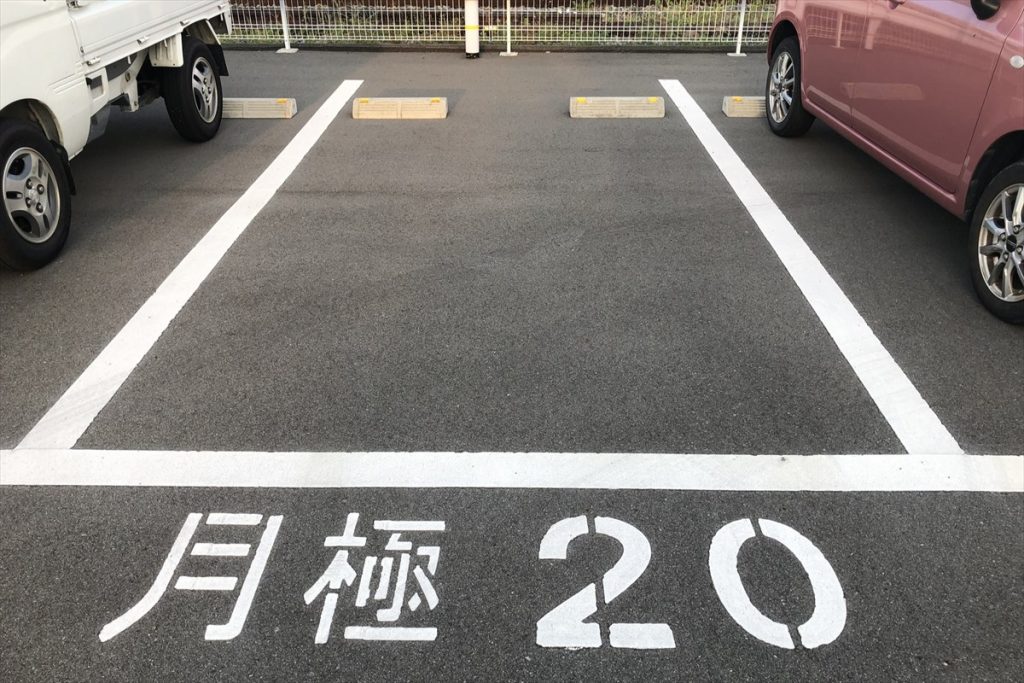 都内の月極駐車場は賃料が高く、世田谷区では平均2万8,000円にのぼるというデータも