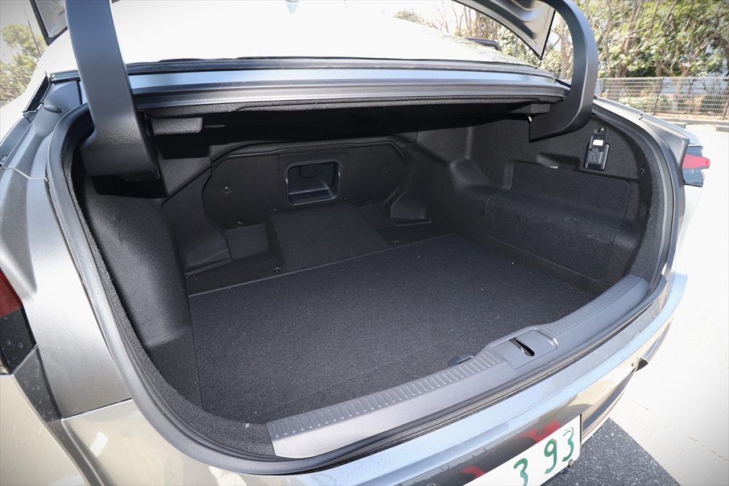 奥行き・高さとも十分な荷室。ゴルフバッグは下段に2個、上段に1個の計3個、載せられる