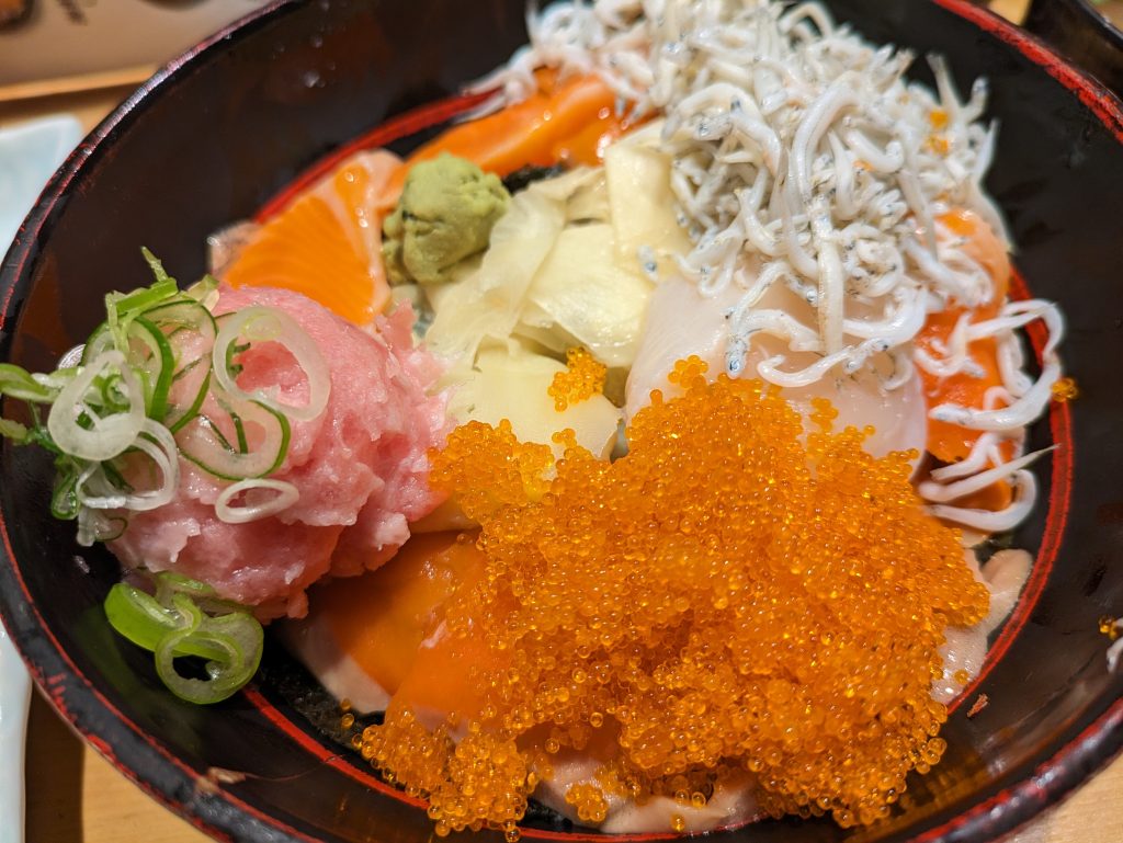 「サーモン丼」1,650円(税込み)。さらにトッピングをドーン! 元あるサーモンが見えなくなるほどの豪華丼に大変身