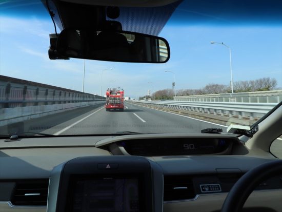 もし前のクルマが急ブレーキをかけたら......と考えると、車間距離を空ける大切さがわかるはず