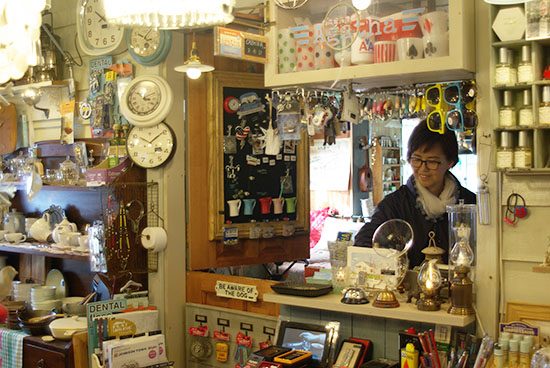 お店からは自宅の中が見えます