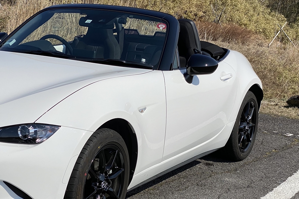 マツダ「ロードスター」など、ドアミラーの開閉スイッチがない車種も。この場合はドアミラーを手で動かして格納する