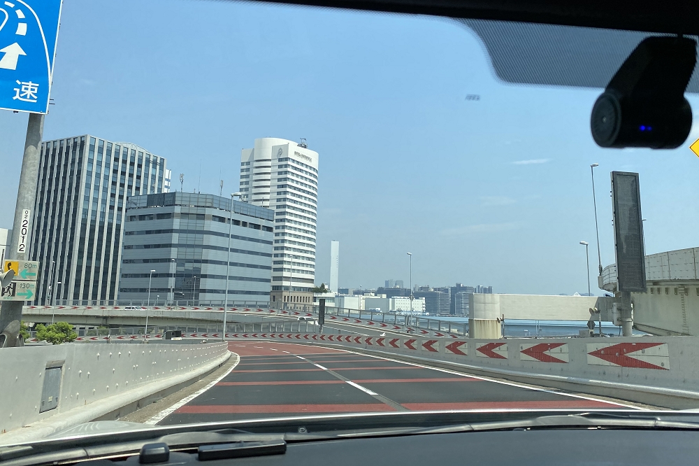 浜松町から汐留JCTまでは空が広く、開放的な景色が続く